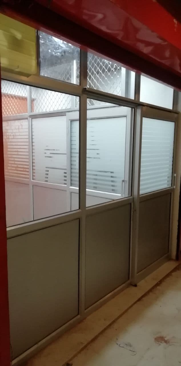 Luxury bathroom enclosure with premium hardware